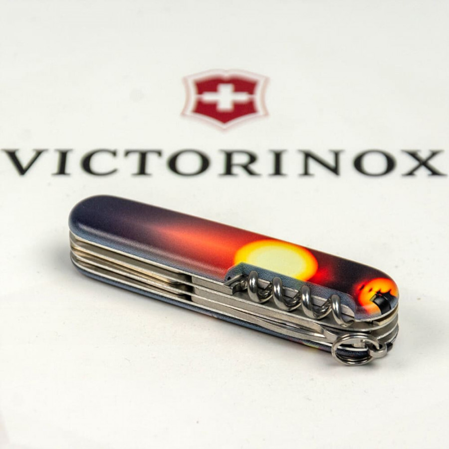 Ніж Victorinox Swiss Army Climber Zodiac Дракон у сонячних променях