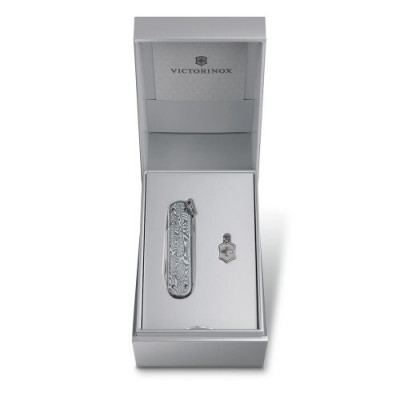 Нож Victorinox Classic Brilliant Damast