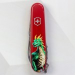 Ніж Victorinox Spartan Zodiac 91мм,12функ,черв ,Зелений дракон