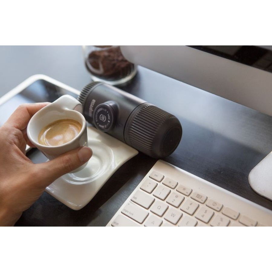 Портативна еспресо-кавоварка Wacaco Nanopresso сіра, механічна, для меленої кави