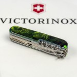 Ніж Victorinox Huntsman Zodiac 91мм,15функ ,Зелений дерев'яний дракон