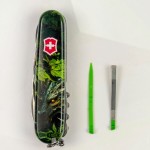 Ніж Victorinox Huntsman Zodiac 91мм,15функ ,Зелений дерев'яний дракон