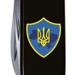 Складаний ніж Victorinox HUNTSMAN UKRAINE Тризуб на щиті 1.3713.3_T1080u